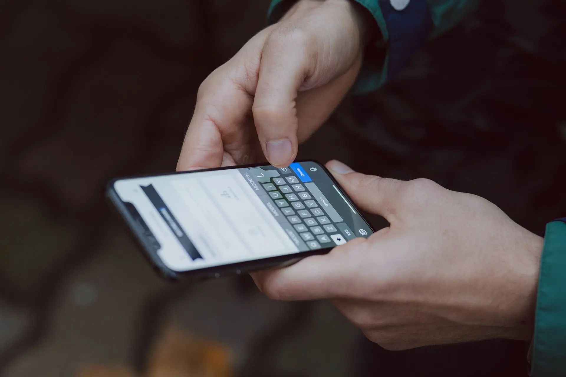 How to Text Your Boss or Landlord: Polite, Professional Messages